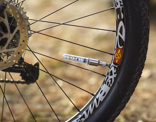 Korting ⭐ BOTC Fiets Ventiel LED Lampjes - Fietswielverlichting - Ventielbevestiging - Blauw - 1 Stuks - Incl. Batterijen ???? 6 Korting ⭐ BOTC Fiets Ventiel LED Lampjes - Fietswielverlichting - Ventielbevestiging - Blauw - 1 Stuks - Incl. Batterijen ???? - Afbeelding 4