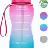 Goedkoopste ???? Migliore Waterfles - Luxe Drinkfles Met Rietje - 2 Liter - Water Bottle - Motivatie Waterfles Met Tijdmarkeringen - Grote - Gallon ???? -XXL Nutrition-winkel 550x816 3